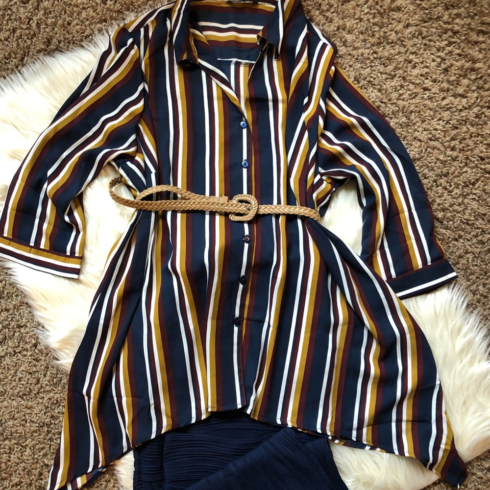 📍SOLD📍Sharkbite Striped Button Down - Picture 2 of 2